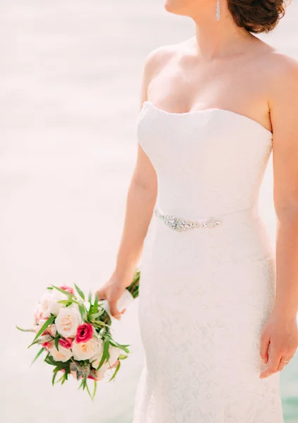 Bouquet de mariage de roses, pivoines et succulents dans les mains de — Photo