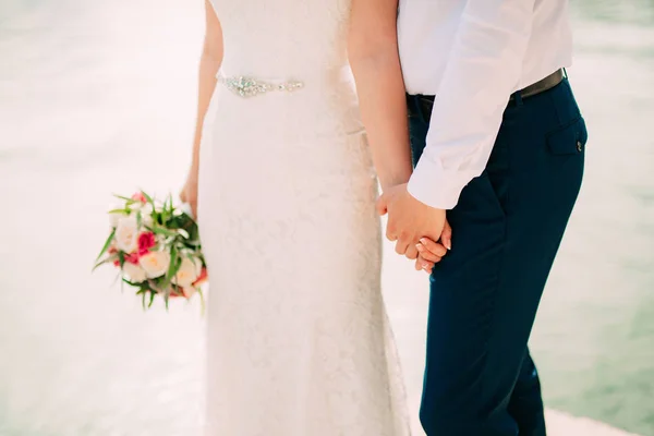 Gli sposi si tengono per mano. Un paio che si tengono per mano. Matrimonio a Monte — Foto Stock