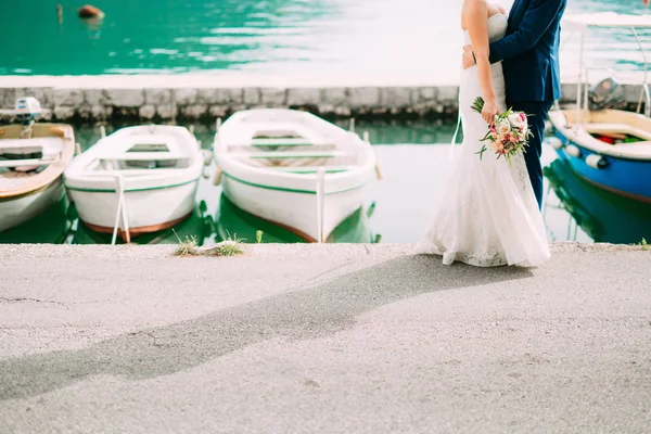 Ο γαμπρός αγκαλιάζει όρμο βάρκα νύφη. Γάμος στο Μαυροβούνιο — Φωτογραφία Αρχείου
