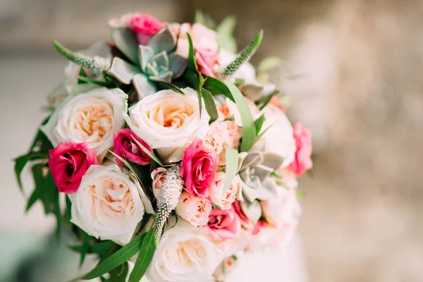 Ramo de boda de rosas, peonías y suculentas en las rocas. W — Foto de Stock