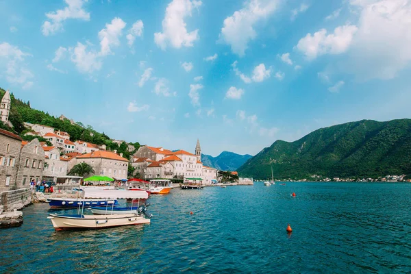 El casco antiguo de Perast en la orilla de la bahía de Kotor, Montenegro. Th —  Fotos de Stock