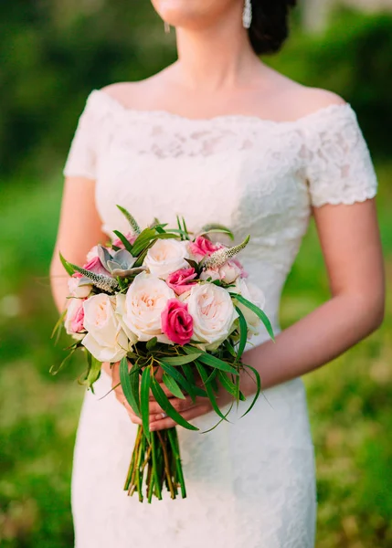 Ramo de boda de rosas, peonías y suculentas en manos de — Foto de Stock