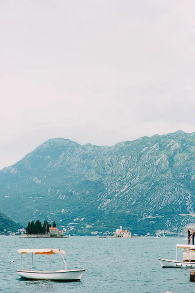 Den ön av Gospa od Skrpjela, Kotor Bay, Montenegro. — Stockfoto