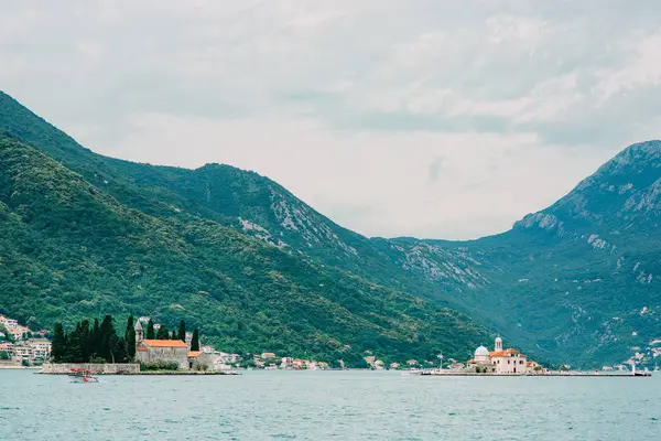 La isla de Gospa od Skrpjela, Kotor Bay, Montenegro . —  Fotos de Stock