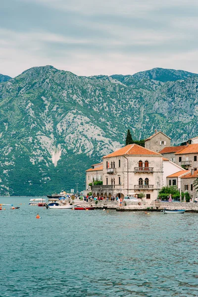 El casco antiguo de Perast en la orilla de la bahía de Kotor, Montenegro. Th — Foto de Stock