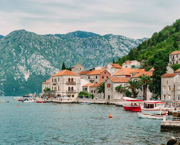 La città vecchia di Perast sulla riva della baia di Kotor, Montenegro. Th — Foto Stock