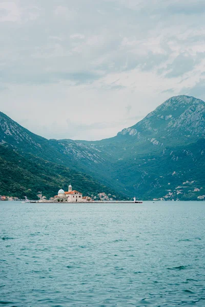 A ilha de Gospa od Skrpjela, Kotor Bay, Montenegro . — Fotografia de Stock