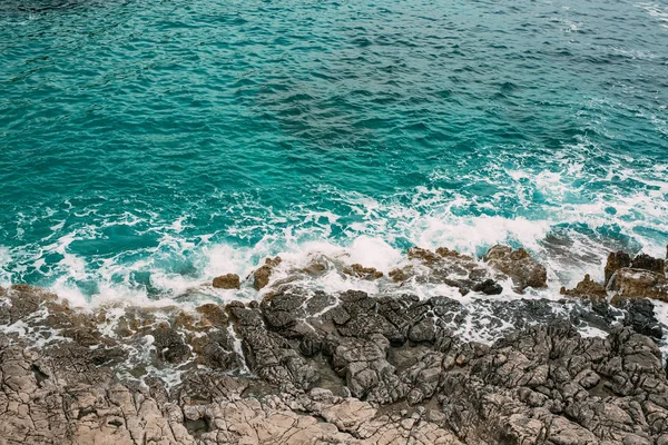 Rocas en el mar en Montenegro. Costa rocosa. Playa salvaje. Dangero — Foto de Stock