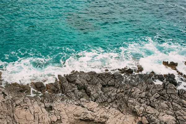 Rocas en el mar en Montenegro. Costa rocosa. Playa salvaje. Dangero — Foto de Stock