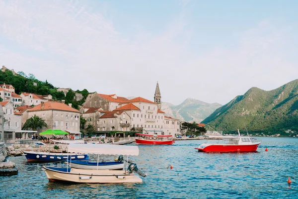 El casco antiguo de Perast en la orilla de la bahía de Kotor, Montenegro. Th —  Fotos de Stock