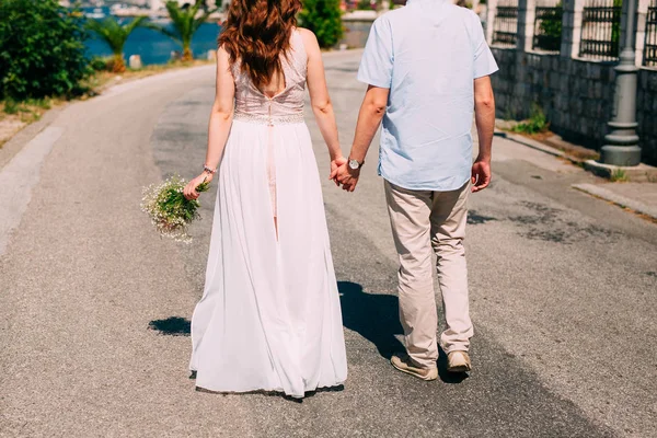 Nygifta Håll händerna på havet. Par hålla händer. Bröllop i — Stockfoto