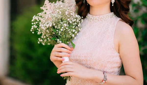 Buquê de noiva de casamento de Gypsophila nas mãos da noiva . — Fotografia de Stock