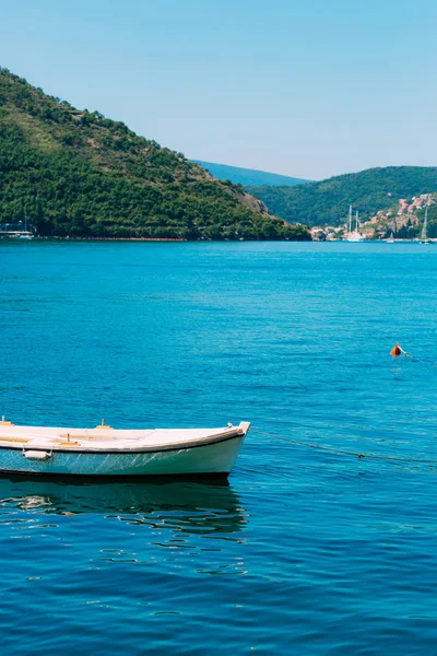 Ahşap tekneler su. Kotor Körfezi içinde Karadağ. Ma — Stok fotoğraf