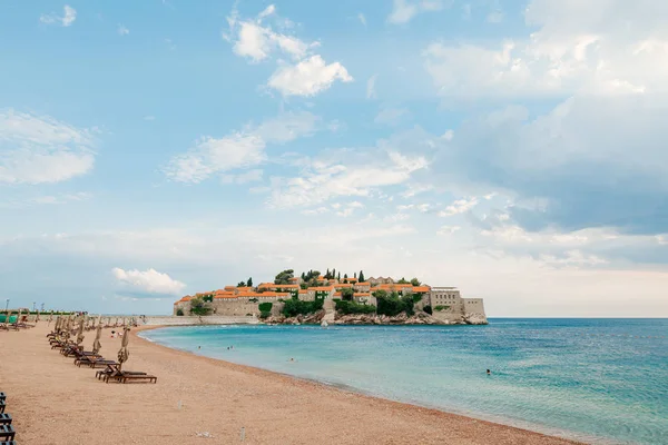 Eiland van Sveti Stefan, Montenegro, close-up van het eiland in de middag. — Stockfoto