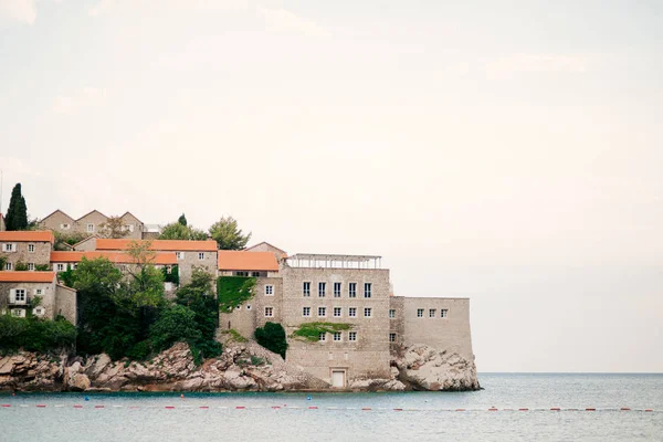 Isla de Sveti Stefan, primer plano de la isla por la tarde . — Foto de Stock