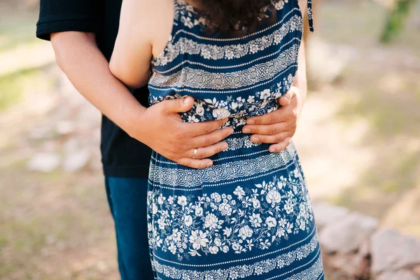 Le marié embrasse la mariée dans la vieille ville. Mariage à Xoe — Photo