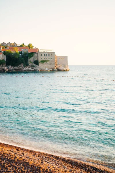 Sziget Sveti Stefan közelről a naplemente. Montenegró, az Adria — Stock Fotó