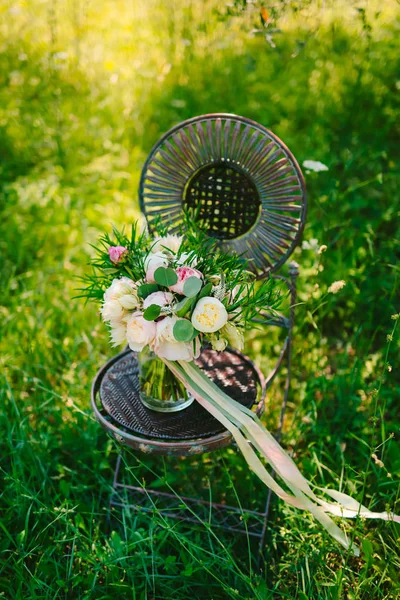 Ramo de boda de peonías en una silla de metal vintage Boda en M —  Fotos de Stock