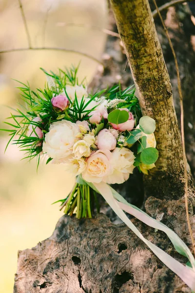 Rosas de boda y peonías en corteza de olivo. Boda en Montene — Foto de Stock