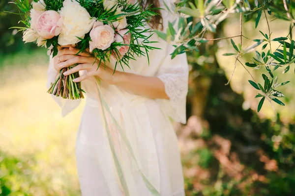 Düğün buket peonies gelinin elinde. İçinde düğün