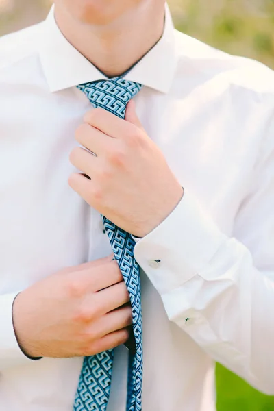 Muž zavazoval kravatu. Ženich zavazoval kravatu. Svatební ženich přístup — Stock fotografie