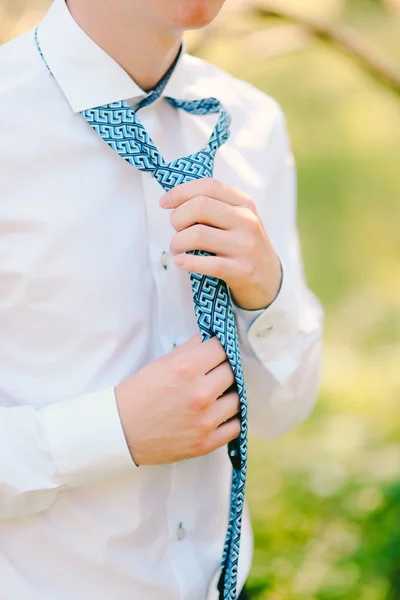 Man tying his tie. The groom tying his tie. Wedding groom access — Stock Photo, Image