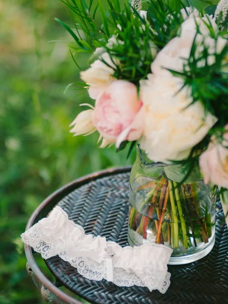 Jarretera de la novia con cristales. Decoraciones de la boda de la br —  Fotos de Stock