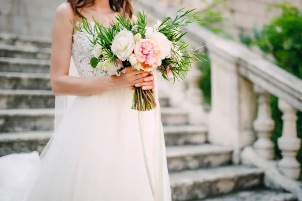 Pernikahan karangan bunga dari peoni di tangan pengantin wanita. Pernikahan masuk. — Stok Foto
