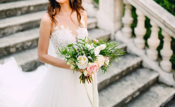 Bouquet da sposa di peonie nelle mani della sposa. Matrimonio in — Foto Stock