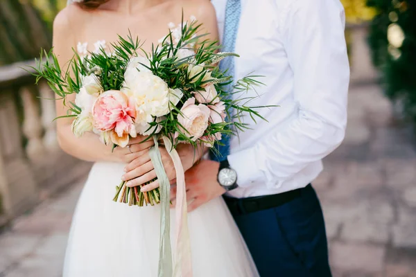 Bouquet da sposa di peonie nelle mani della sposa. Matrimonio in — Foto Stock