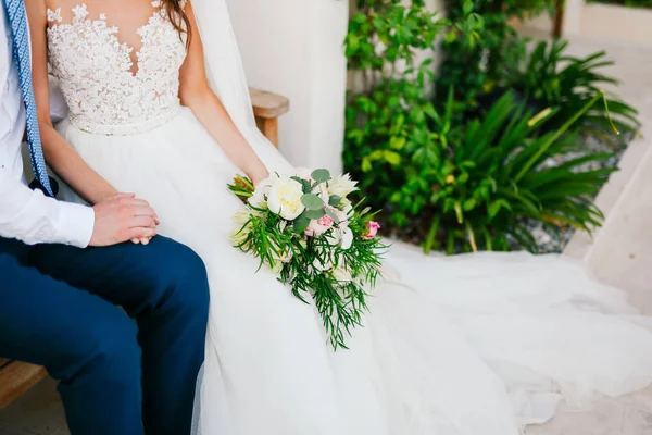 Brautstrauß aus Pfingstrosen in den Händen der Braut. Hochzeit in — Stockfoto