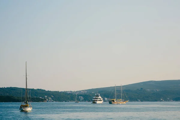 Kotor Körfezi penin arka plan üzerinde demirli tekneler — Stok fotoğraf