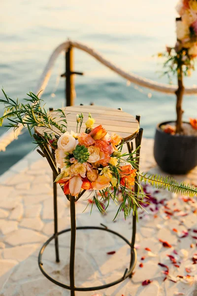 Mesa para la ceremonia de la boda, arreglo floral. Deco de boda — Foto de Stock