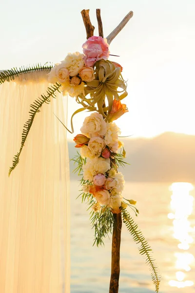 Деревянная арка для свадебной церемонии на закате . — стоковое фото