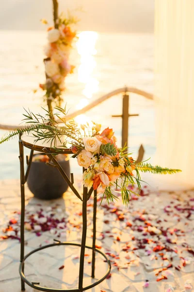 Mesa para la ceremonia de la boda, arreglo floral. Deco de boda — Foto de Stock