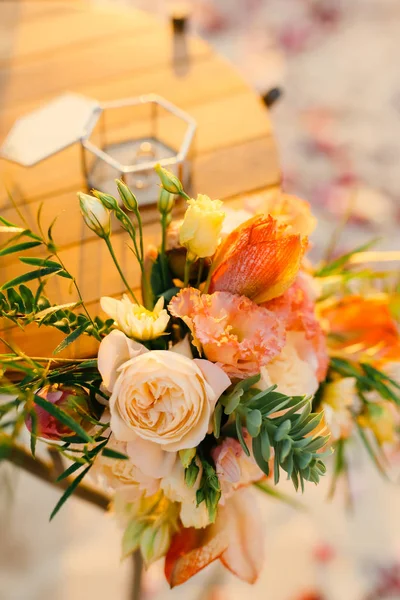 Mesa para a cerimónia de casamento, arranjo de flores. Déco de casamento — Fotografia de Stock