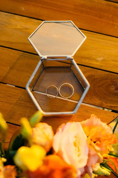 Anneaux de mariage dans une boîte en verre pour anneaux — Photo