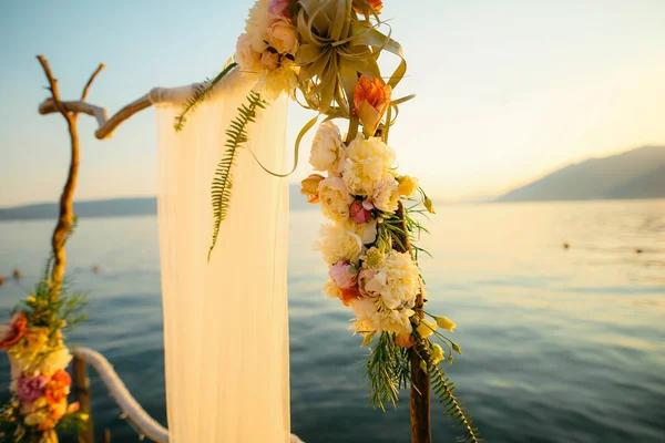 Arco de madera para la ceremonia de boda al atardecer . — Foto de Stock