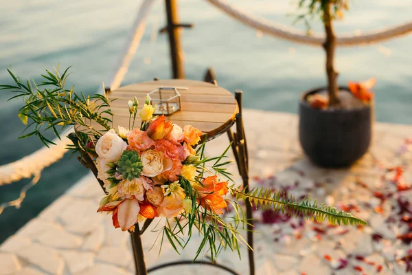 Mesa para la ceremonia de la boda, arreglo floral. Deco de boda — Foto de Stock