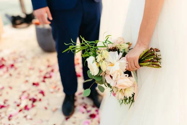 Brautstrauß aus Pfingstrosen in den Händen der Braut. Hochzeit in — Stockfoto