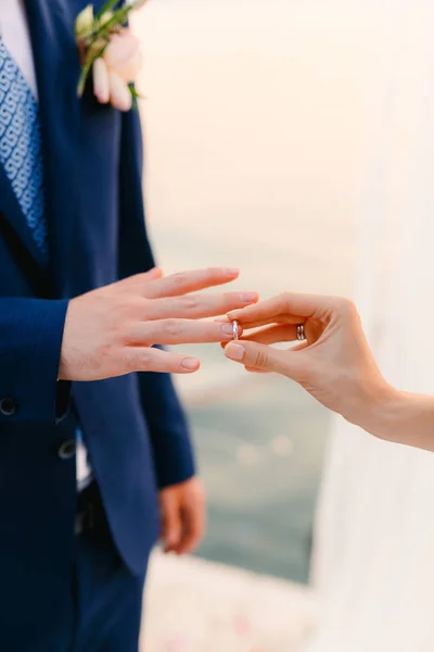 The bride puts the ring on the bridegroom at the wedding ceremon — Stock Photo, Image