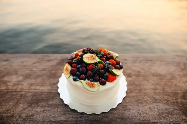 イチジク、さくらんぼと白いクリームとベリーのウェディング ケーキ。O — ストック写真