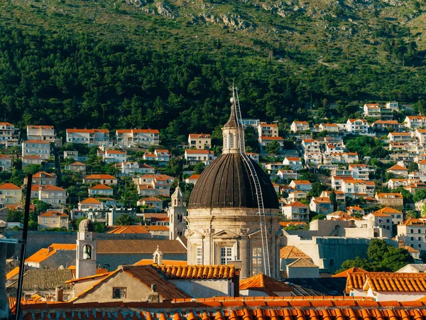 Παλιά πόλη του Ντουμπρόβνικ, Κροατία. Κεραμιδένιες στέγες των σπιτιών. Εκκλησία στο th — Φωτογραφία Αρχείου
