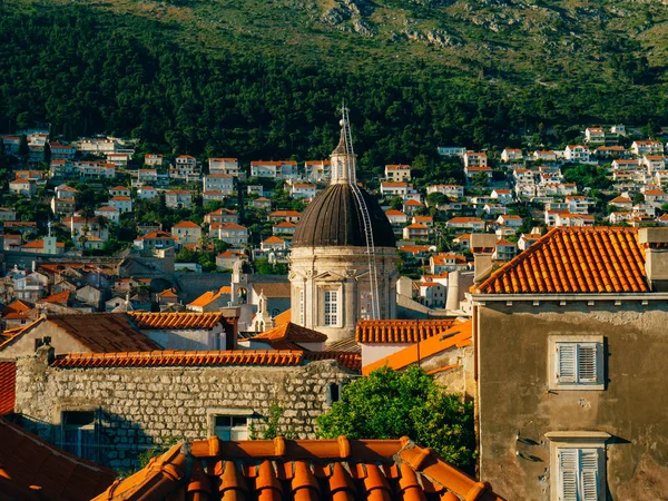 Dubrovnik Old Town, Croacia. Azulejos techos de casas. Iglesia en th —  Fotos de Stock