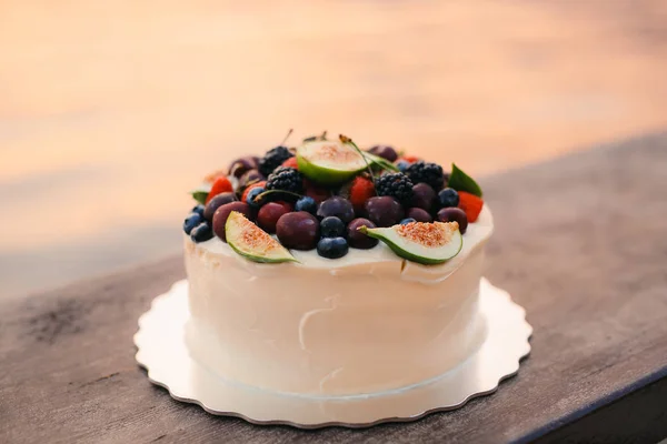 Bolo de casamento de figos, cerejas e bagas com um creme branco. O — Fotografia de Stock