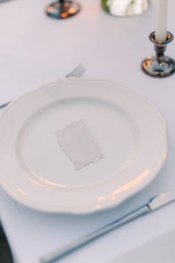 Düğün şölende tabaklar. Tablo ayarı. Düğün dekorasyon