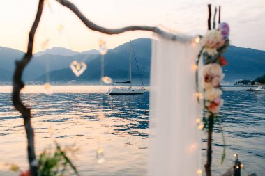 Ahşap arch batımında düğün töreni için.
