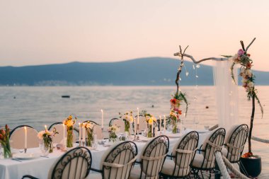 Düğün yemeği deniz kenarında. Denizde düğün Ziyafet. Donja Las