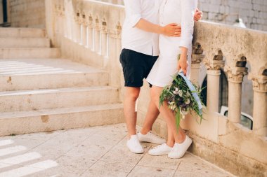 Bacaklar üzerinde taş zemine yeni evli.