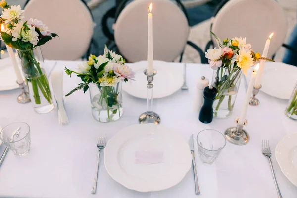 Plates at the wedding banquet. Table setting. Wedding decoration — Stock Photo, Image